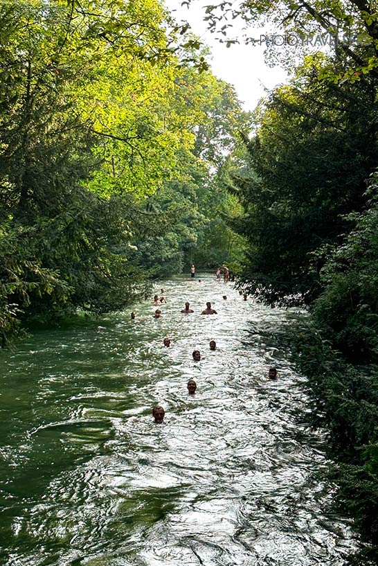 Schwimmer im Eisbach im Englischen Garten in München