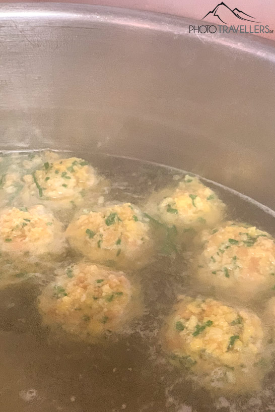 Die Knödel im kochenden Wasser