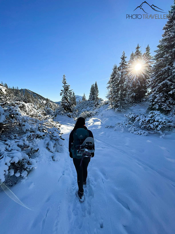 Biggi auf dem verschneiten Wanderweg zum Schildenstein