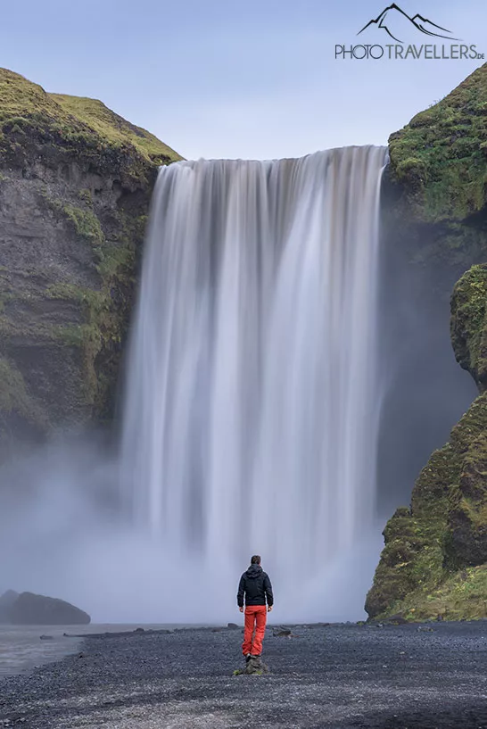 Reiseblogger Florian Westermann vor dem Skógafoss in Island