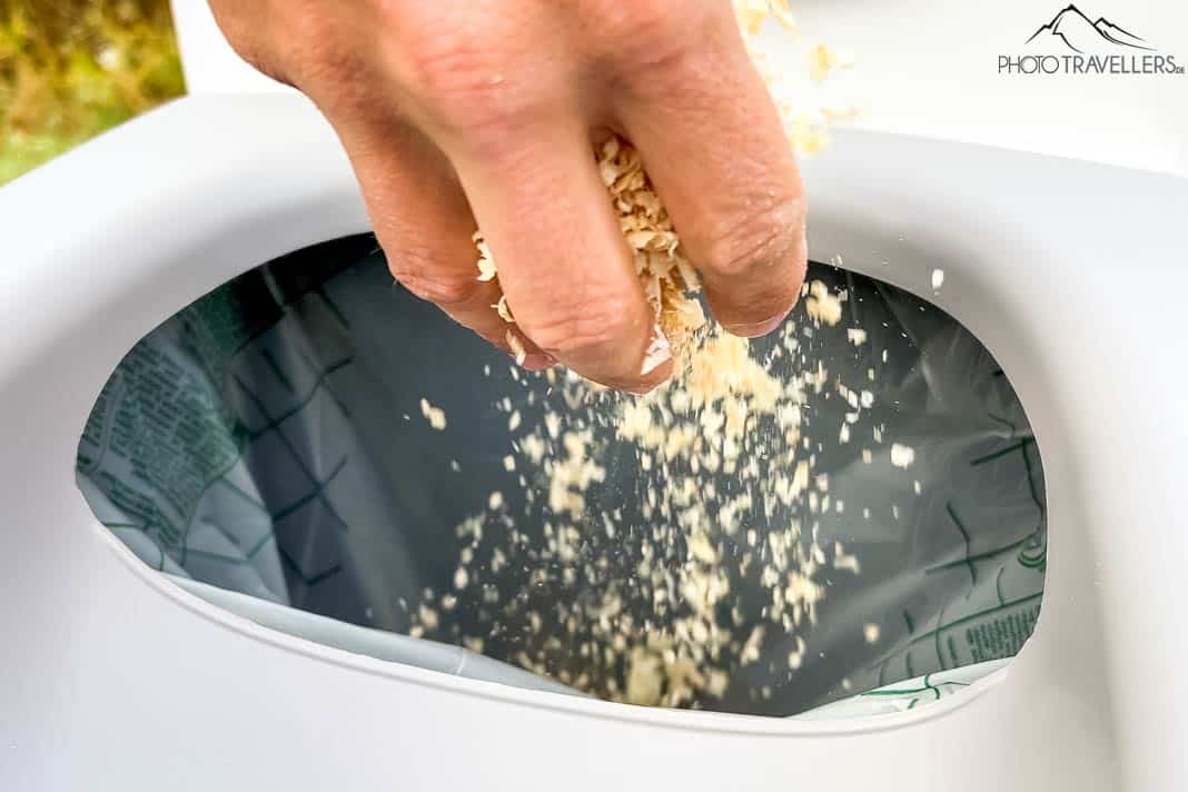 Einstreu in die Trenntoilette