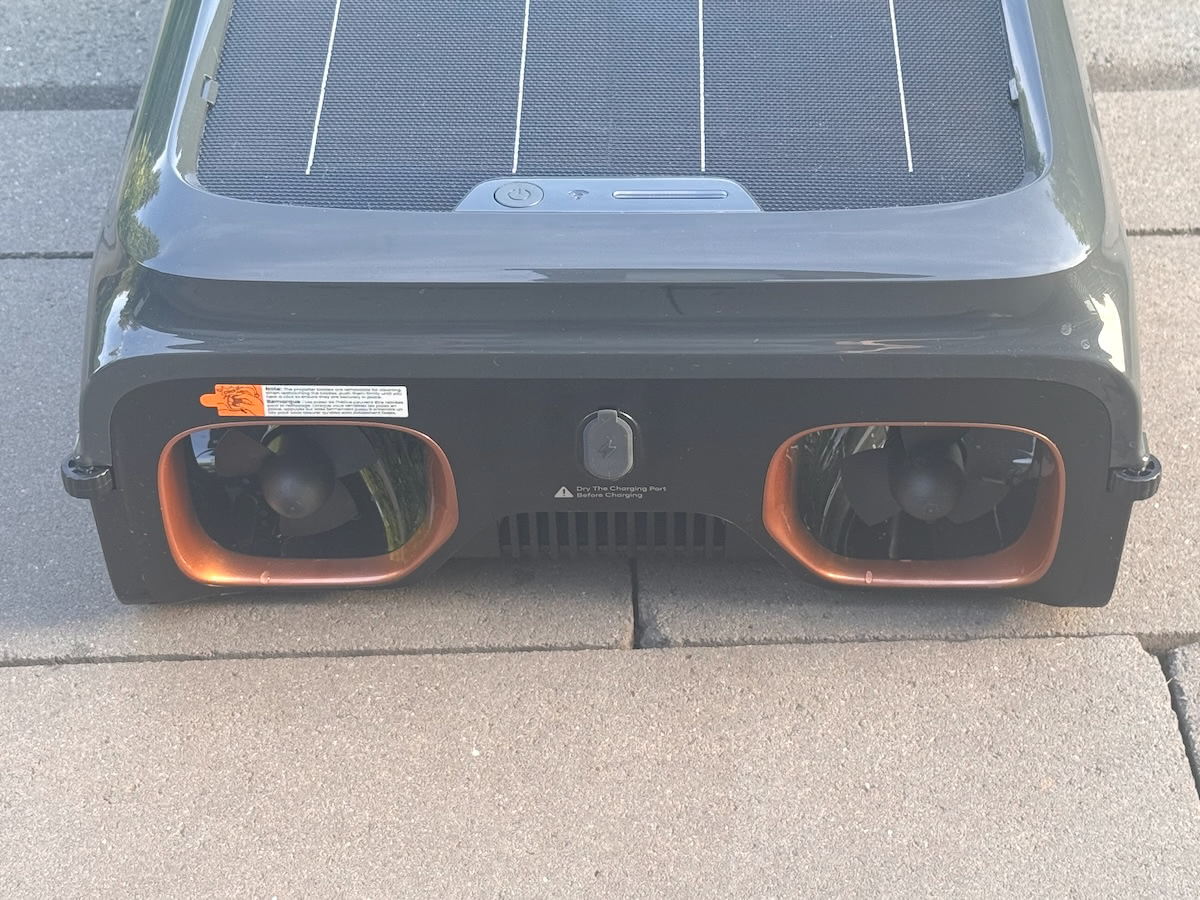 Aiper EcoSurfer S2 von hinten mit ausgefahrenen Anti-Strandungs-Säulen