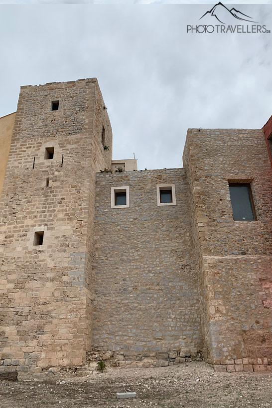 Der Huldigungsturm des Castillo Almudaina in Ibiza Stadt