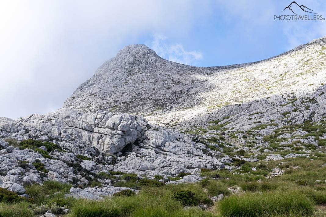 Der Blick auf einen schriffen Gipfel des Massanella-Massivs