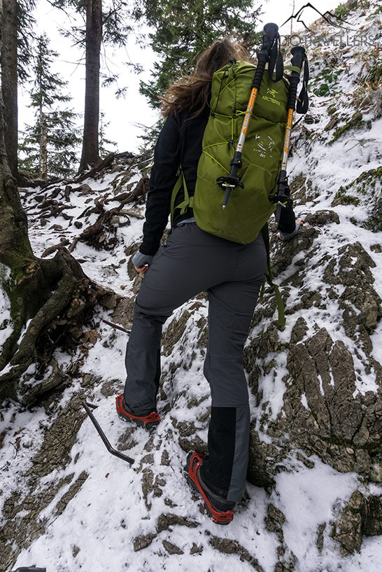 Reisebloggerin Biggi Bauer mit den Snowline Spikes Pro im Winter auf einem steilen Steig