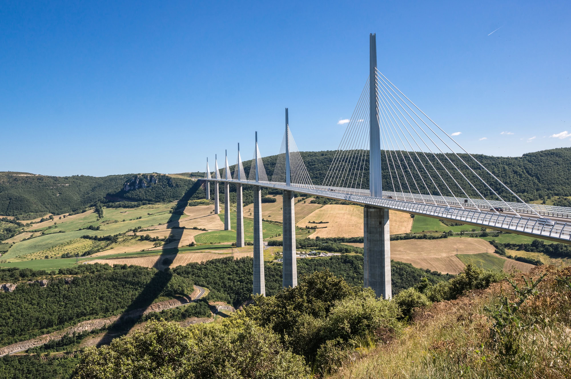 Millau-Viadukt: Warum Europas höchste Brücke im Wind schwingen muss Depositphotos_100425870_L