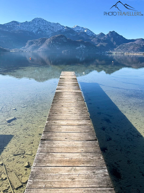 Ein Bootssteg am Kochelsee mit den Bergen dahinter