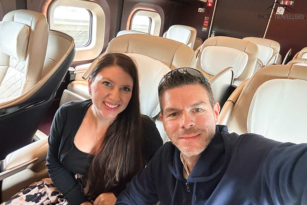 Die Reiseblogger Biggi Bauer und Florian Westermann in der Gran Class eines Shinkansen