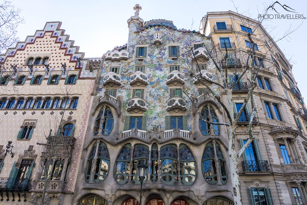 Die von Antoni Gaudí entworfene Casa Batlló, ein buntes Haus, in Barcelona