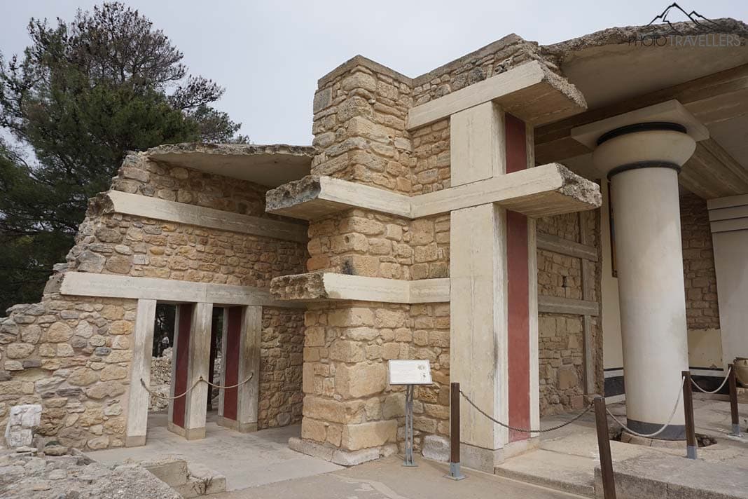 Die Überreste eines Gebäudes auf dem Gelände von Knossos