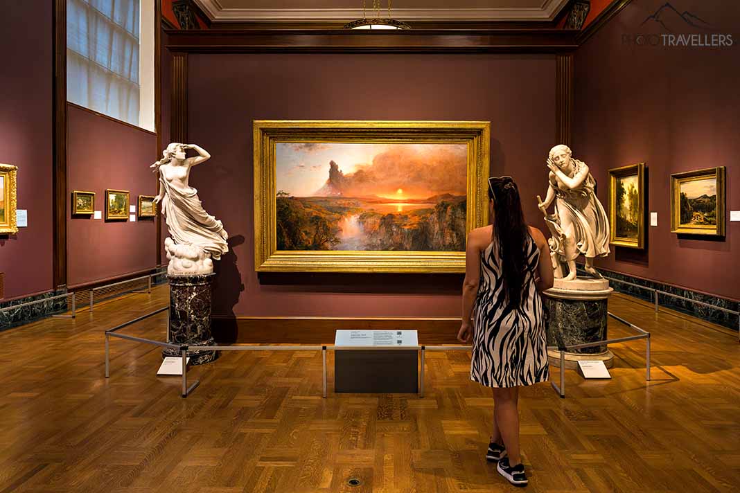 Reisebloggerin Biggi Bauer vor einem großen Gemälde im Detroit Institute of Arts