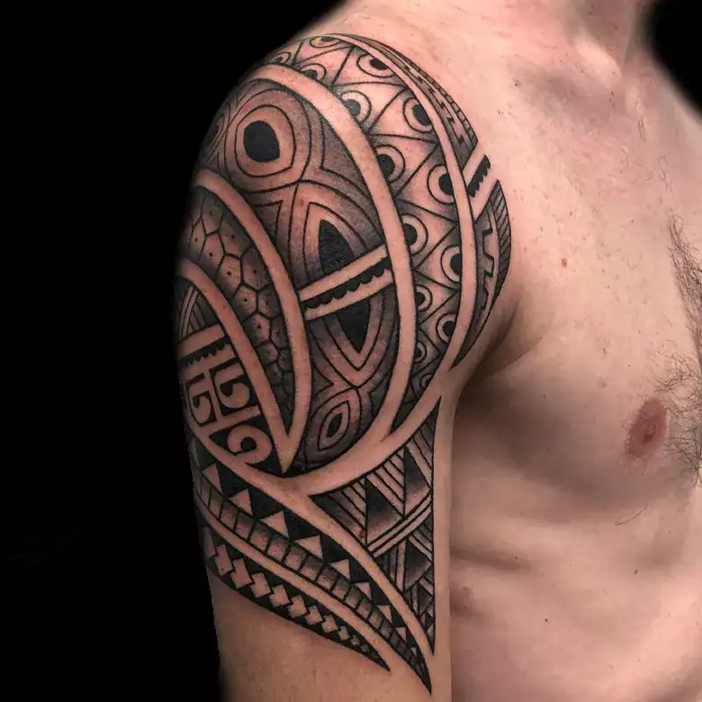 Alex Beratung Maori Tattoo auf dem Oberarm