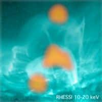 Heiße Einblicke: Forscher der Uni Graz beobachtet erstmals Ursache für Explosionen auf der Sonne 3 Die RHESSI-Daten sind hier in Orange über ein Bild des Solar Dynamics Observatory gelegt, das den Verlauf der Magnetfeldlinien in der Atmosphäre der Sonne zeigt. Bild: NASA/SDO/RHESSI/Goddard
