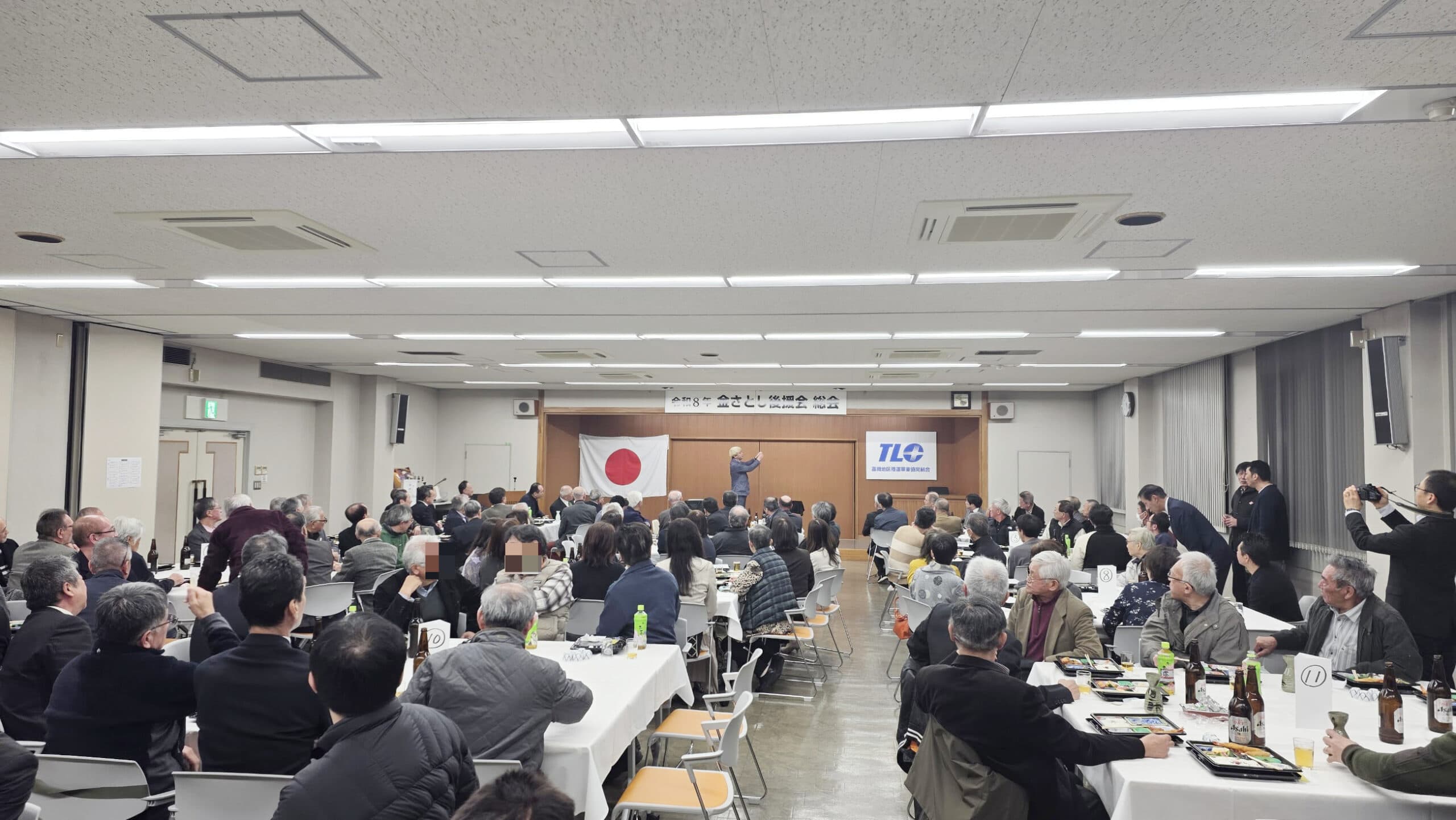 射水市テルシのパーティーでマジックショー! 2 別角度から見たステージマジックの様子。大勢のお客様がステージに注目している