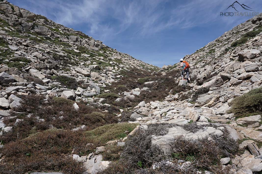 Reisebloggerin Biggi Bauer steigt durch einen felsigen Canyon nach oben