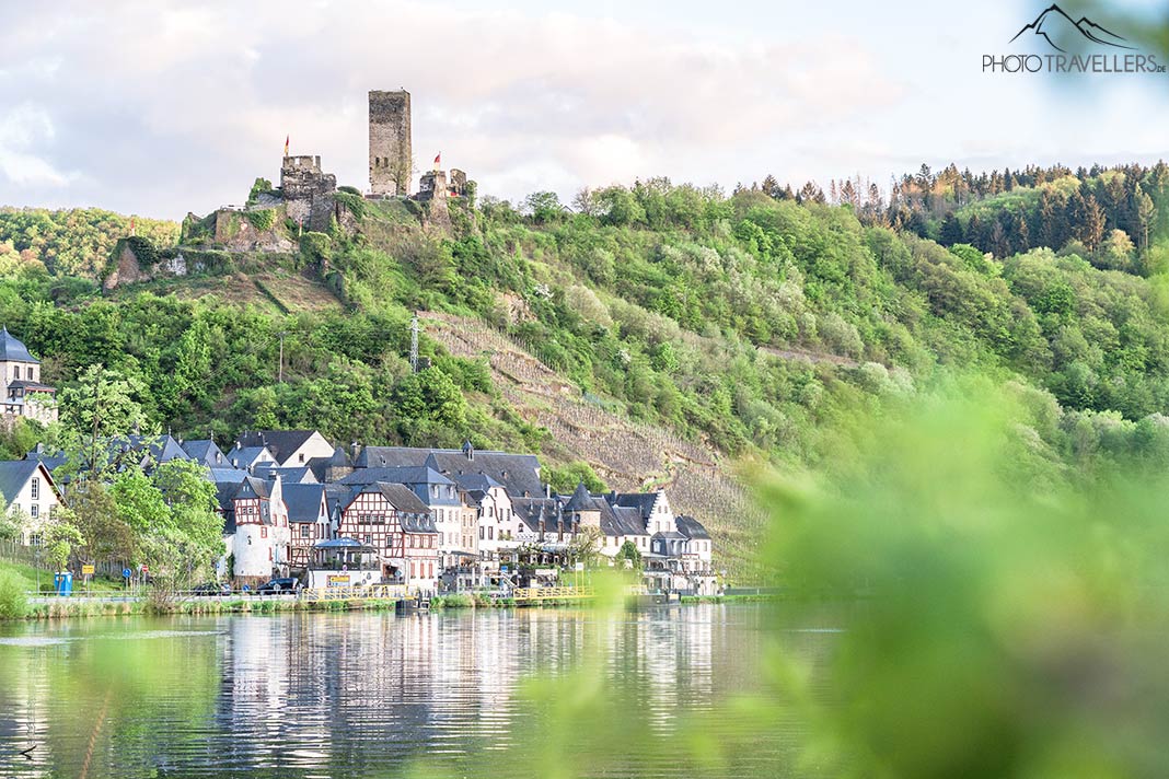 Blick auf die Burg Metternich von der Mosel aus