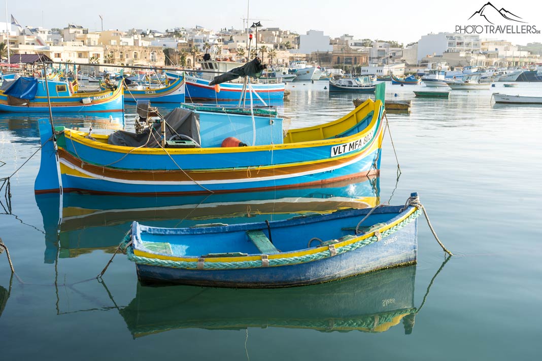 Boote im Hafen von Marsaxlokk im Morgenlicht