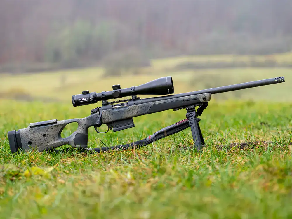 Jagdgewehr mit Zielfernrohr auf Zweibein – Waffen & Optik | JAGD TOTAL Präzises Jagdgewehr mit Zielfernrohr auf Zweibein im Feld – JAGD TOTAL Akademie Waffen & Optik