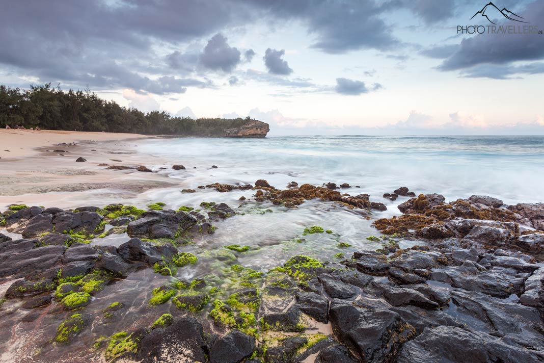 Der Shipwreck's Beach auf Kauai am Abend