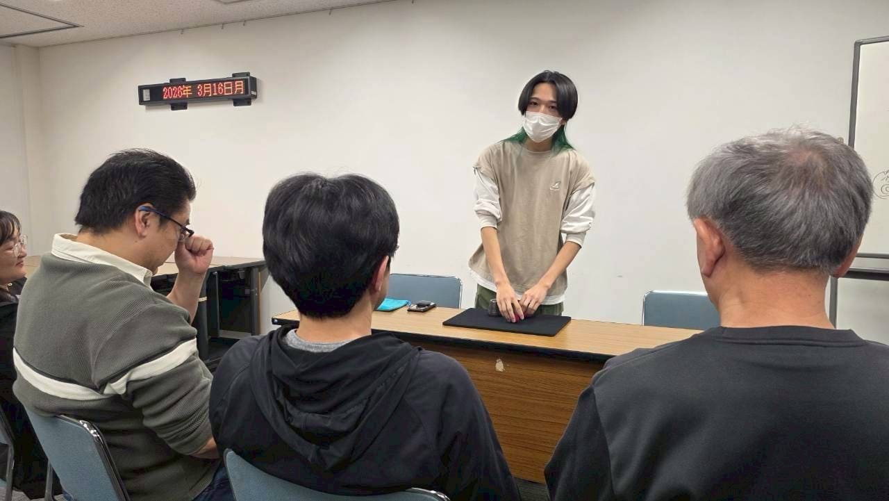 富山のマジックサークル「まじっぱ」開催!教室をやめてサークルにして15年 2 富山 マジックサークル まじっぱ 若いメンバーがテーブルの前でマジックを演じている