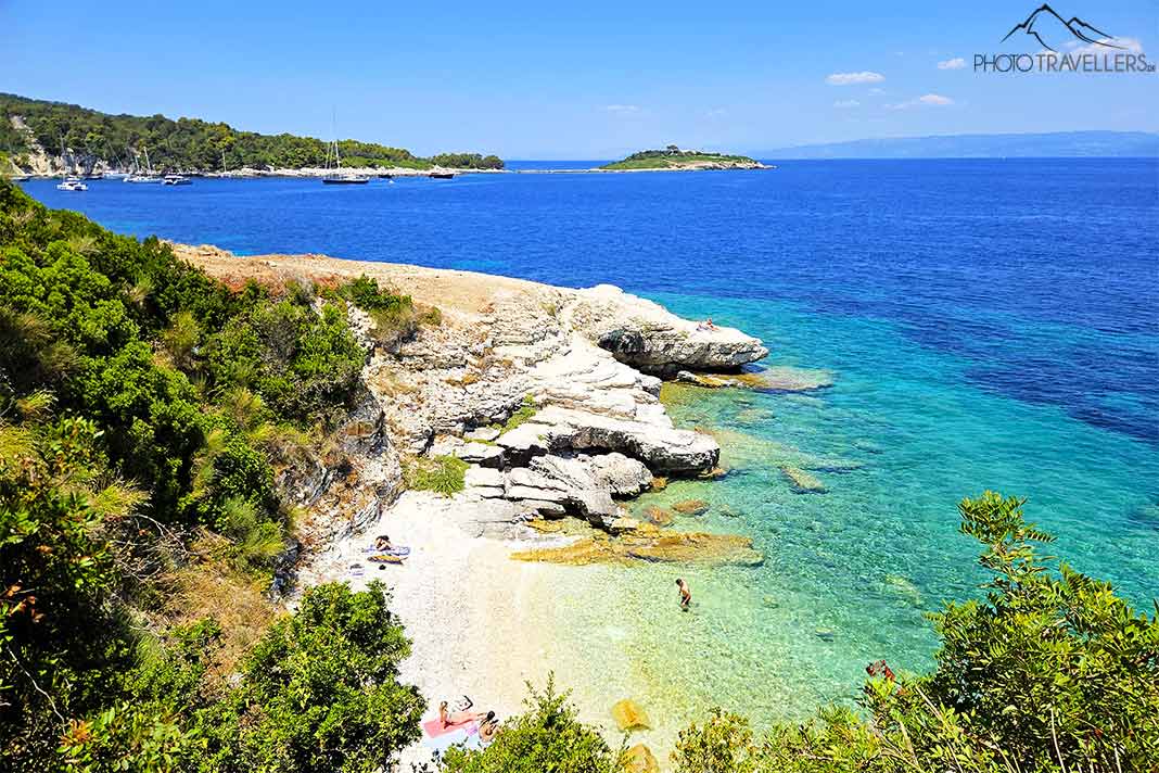 Eine kleine Bucht mit Felsen und türkisblauem Meer befindet sich direkt vor Gaios