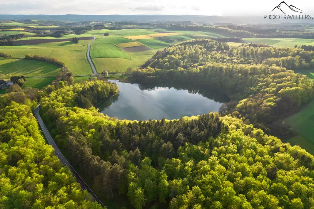 Das Holzmaar ist eines der schönsten Maare in der Eifel