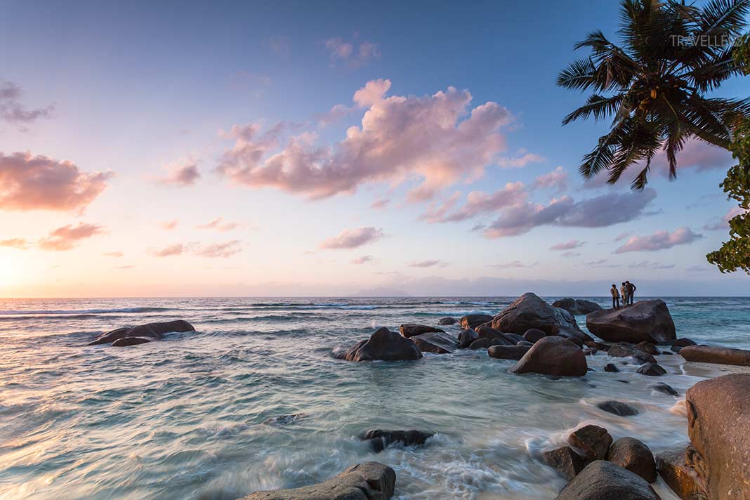 Der Strand Beau Vallon auf Mahé im Abendlicht
