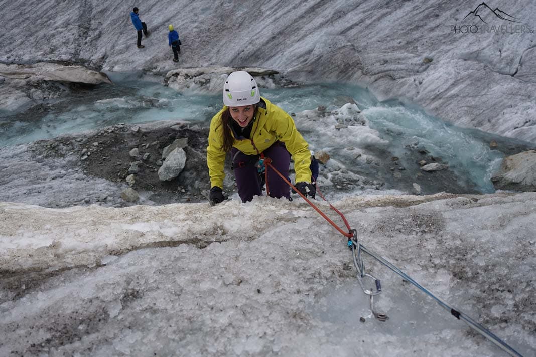 Reisebloggerin Biggi Bauer, die eine Eiswand hinaufklettert
