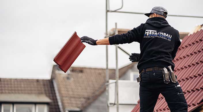 Bild von Mitarbeiter der MT Dachbau auf dem Dach