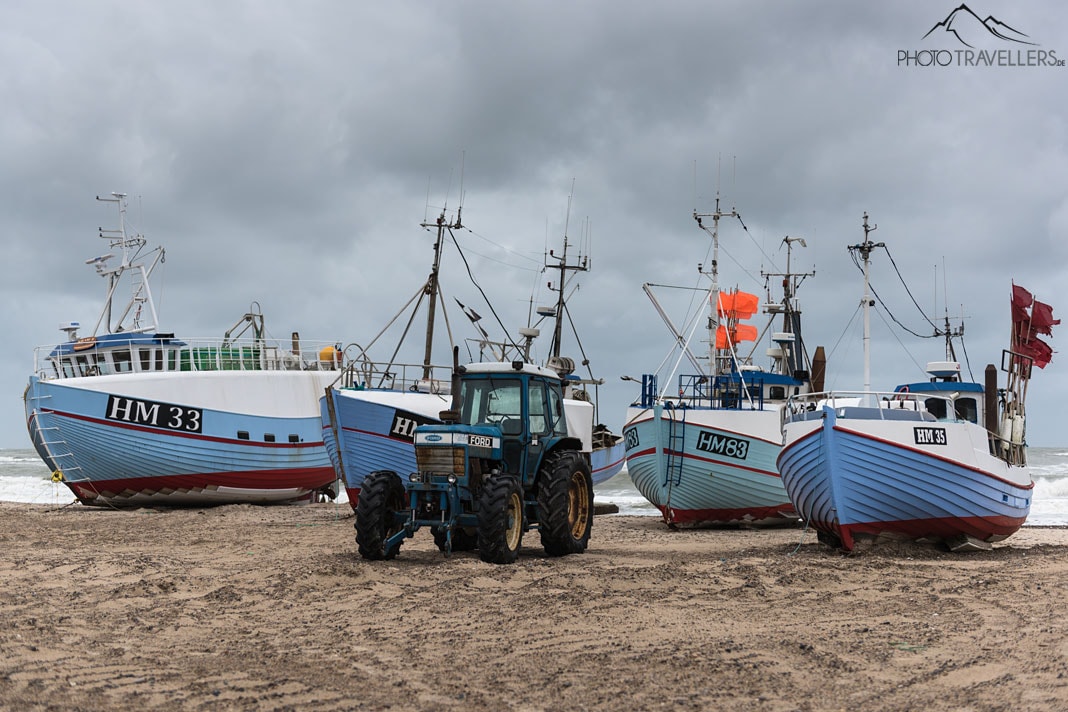 Ein Traktor und vier Fischkutter am Thorup Strand
