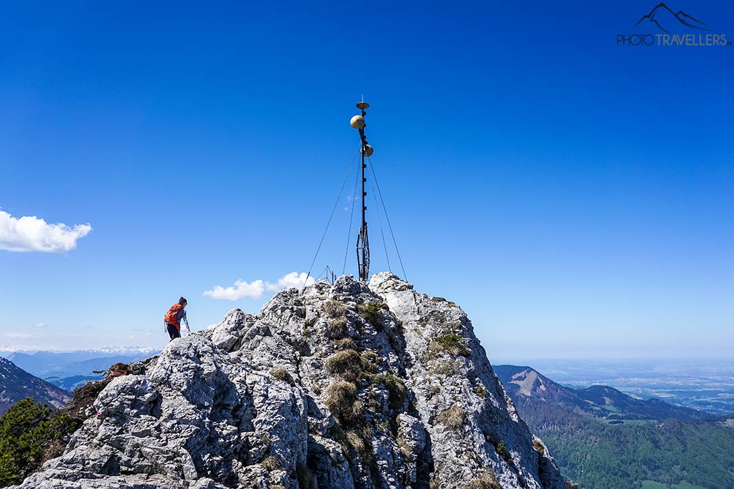 Reisebloggerin Biggi Bauer vor dem großen Gipfelkreuz auf dem Ostgipfel der Kampenwand