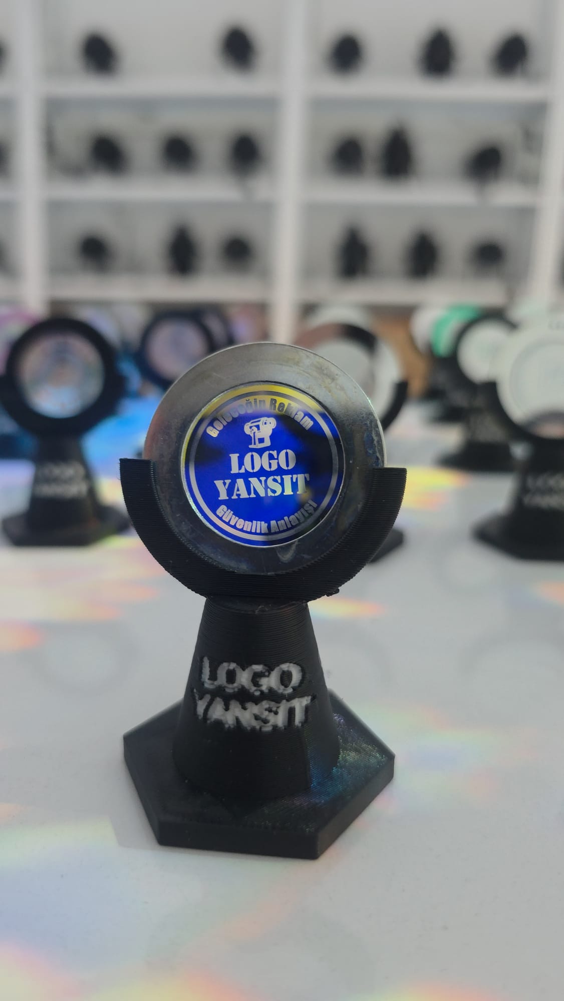 37,5 mm Gobo Kullanan Projektörler ve Ölçü Rehberi 6 Logo Yansıt yazılı cam gobo örneğinin yakın plan görüntüsü
