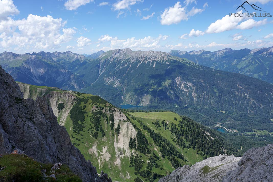 Der Blick von der Handschuhspitze auf den Blindsee und den Weißensee