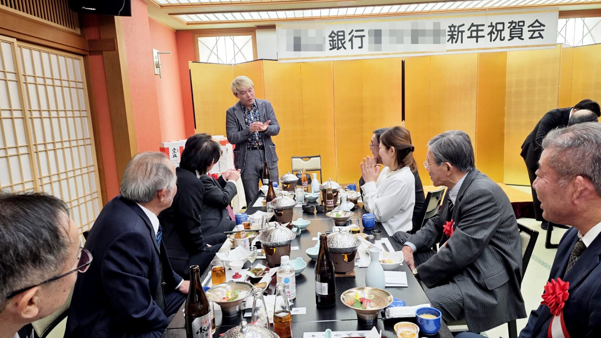 小矢部市「花水木」で驚愕!240名も満足するテーブルマジックの秘密とご縁 4 テーブルマジックを見て手を叩いて驚き笑っている参加者と、それを見て笑顔で応えるマジシャン
1卓ずつ感謝を込めて。マジックを通じて生まれる笑顔と会話が、会場の一体感を作ります。