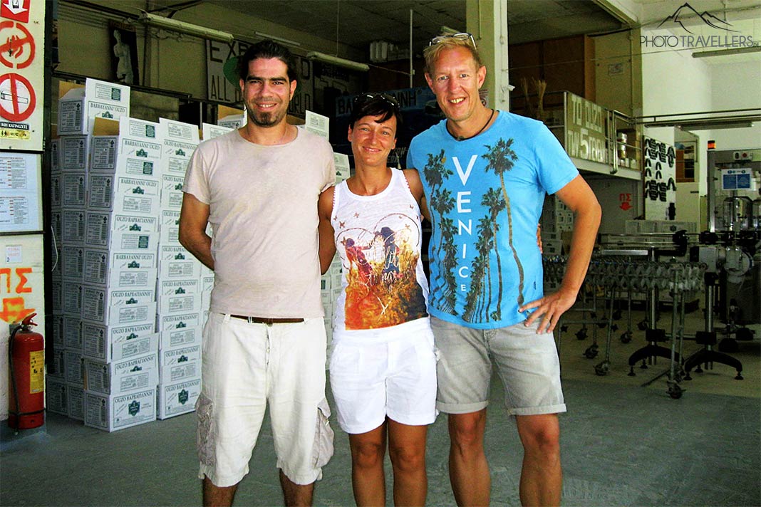 Ouzo-Produzent Ionnis Barbayanni mit zwei Gästen in der Produktionshalle