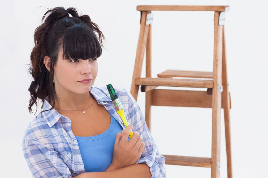 Anstreichen wie ein Profi: Welcher Pinsel für welchen Einsatz? Frau mit Pinsel