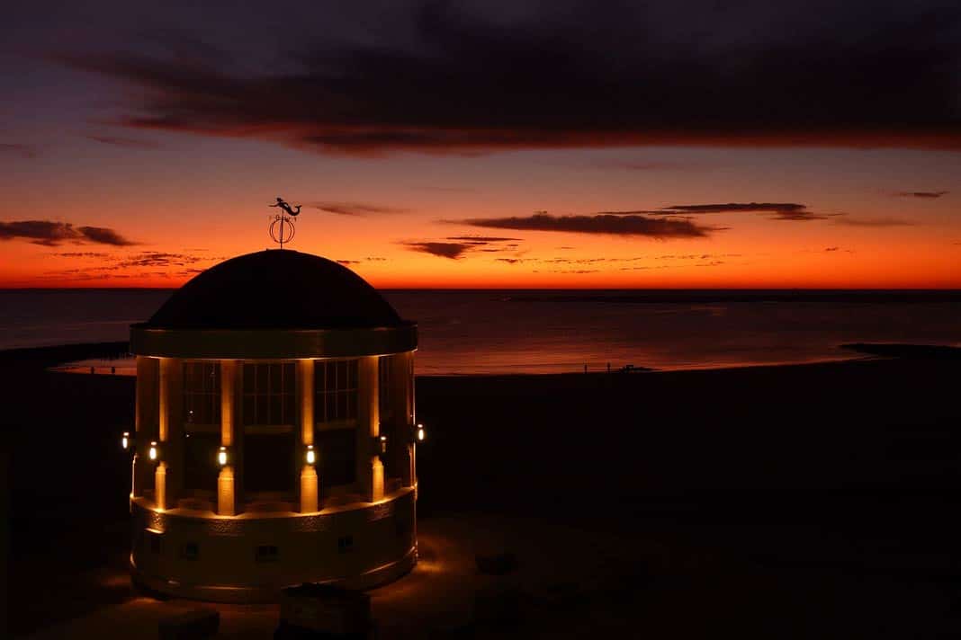 Borkums Musikpavillon bei Sonnenuntergang