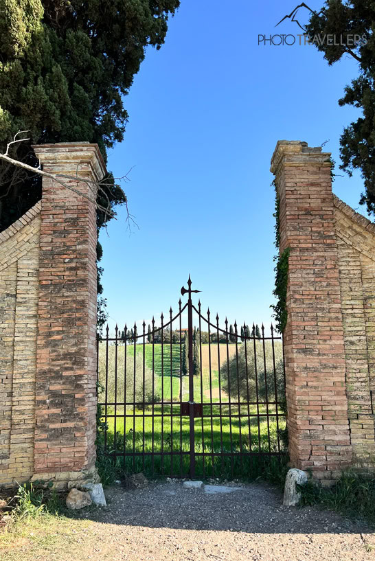 Das Tor vor der Zypressen-Allee vom Landgut Genna Borborini Maria Eva im Val D'Orcia