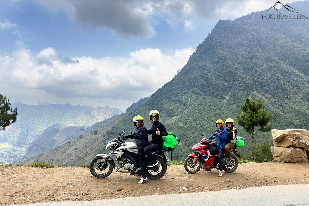 Die Reiseblogger Florian Westermann und Biggi Bauer mit ihren Easy Ridern auf einer Straße auf dem Ha Giang Loop