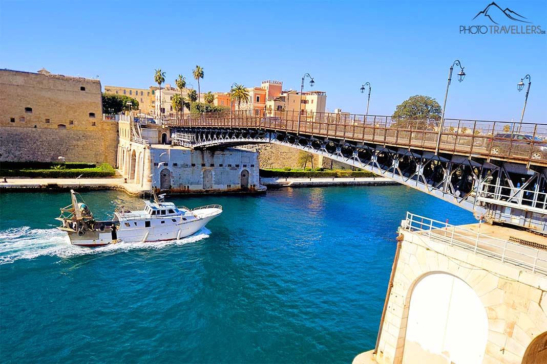 Die Stahlbrücke Ponte Girovele spannt sich über einen Wasserkanal zwischen der Alt- und Neustadt von Taranto