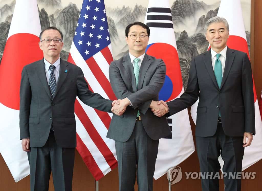 Kim Gunn (C), South Korea's special representative for Korean Peninsula peace and security affairs, poses for a photo with Sung Kim (R), U.S. special envoy for North Korea, and Takehiro Funakoshi, head of the Japanese foreign ministry's Asian and Oceanian affairs bureau, during their talks on North Korea at the foreign ministry building in Seoul on April 7, 2023. (Yonhap)