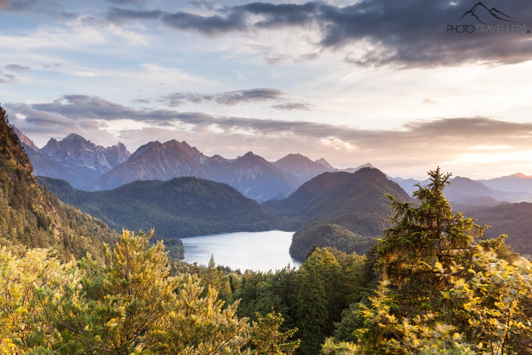 Der Alpsee im Allgäu im Licht der Abendsonne