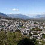 Reiseziele im Herbst, herbst - Reiseziele im Frühling Panoramablick auf Gjirokaster Albanien - Balkan Roadtrip Reiseziele im Frühling
