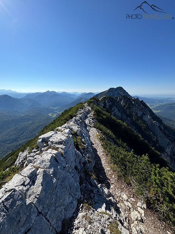Reisebloggerin Biggi Bauer in den Alpen, fotografiert mit dem iPhone 15 Pro Max mit 13 mm Brennweite