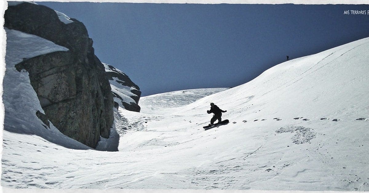 Pistas de esquí de Cerro Bayo con nieve al inicio de la temporada de invierno