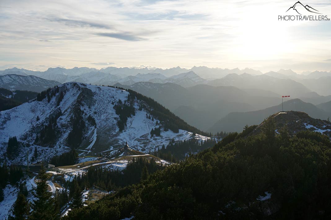 Der Blick vom Wallberg-Gipfel auf die Wallbergkapelle