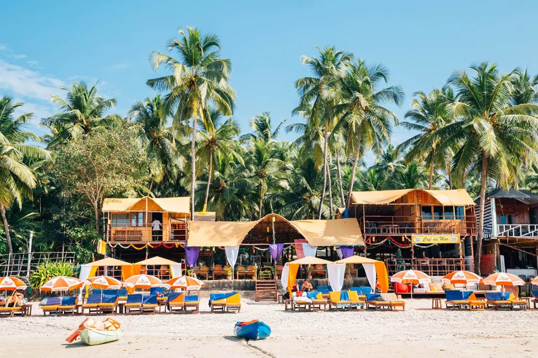 Ein Strandabschnitt in Goa, Indien