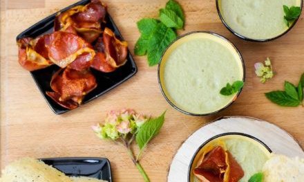 Velouté de petits pois, tuile de parmesan et chips de jambon de Parme
