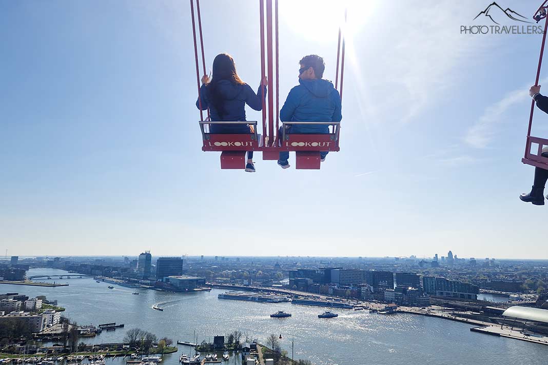 Die Reiseblogger Biggi Bauer und Florian Westermann auf der Schaukel "Over the Edge" auf dem A'dam Lookout in Amsterdam