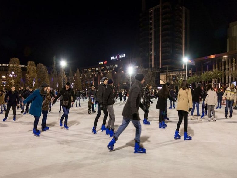 Palas Ice. Patinoar in Aer Liber la Iasi imagine seara